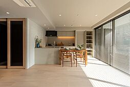 ナチュラル＆モノトーンのカラースキームをベースに、ディテールに特徴的な意匠を施したリノベーションです。給水管・給湯管に至るまで新規交換しました。