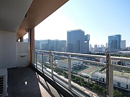 バルコニーは約21.10m2の広さがあり、ご家族やお友達と並んで景色を見ながらリラックスタイムを満喫することができます。晴れた日には日向ぼっこをして、気分転換を楽しめます。