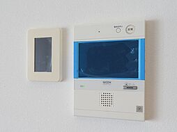 訪ねてきた相手をモニター越しに確認でき、防犯対策に役立ちます。インターホン越しに話をすることが可能です。