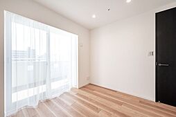 約5.0帖の洋室3は過ぎゆく時間をゆったりと感じることができる空間です。テレワークや読書など、落ち着いた時間を過ごすのにもぴったりなお部屋です。