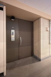 モダンで清潔感漂う共用部が、明日への活力を与えてくれるマンションです。スーパーやドラッグストアなどが徒歩10分圏内にあり、住環境良好になります。