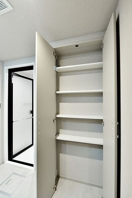 洗面室には収納を設置しましたので、タオル類や洗剤類、家族の着替えなども収納でき、すっきりと整頓された空間を保てます。その他にも収納がたっぷり配置された機能的な間取りです。