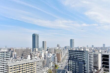 16階部分北西角住戸から望む北東側の眺望です。大きな空と変化してゆく街の様子を眺めながら大きく伸びをしたくなるような空間です。二面のワイドスパンバルコニーから、優しい光と風を感じるお部屋です。