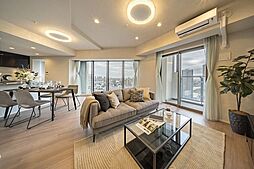 大きな開口部から、穏やかな自然光が注がれるリビングダイニングです。東南角部屋で開放感のある、穏やかな時間が流れる住まいです。