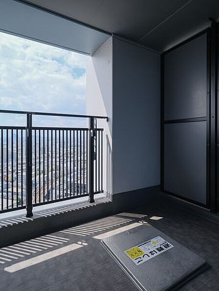 心地よい陽光が感じられる南西向きのバルコニーです。前面に建物がなく、開放感のあるリフレッシュにもぴったりな空間です。