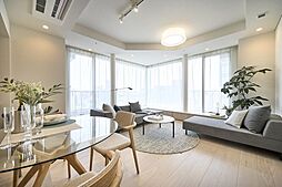 約19.3帖のゆとりあるLDKです。二面採光の大きな開口部があるので開放感があり、心地よい時間が流れます。床暖房が敷設され、ご家族みなさまが一年中快適にお過ごしいただけます。
