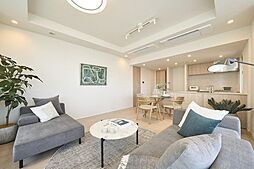 折り上げ天井や天カセエアコンなど、品のある街に調和した上質なリビングダイニングです。柔らかな表情を生むフローリング素材を採用し、安らぎの時間を紡ぎ出す居住空間です。
