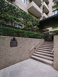 植栽の緑が心地よさを演出するエントランスです。丁寧に手入れされた植栽が、美しい景観とともに、日々の出入りを快適にしてくれます。