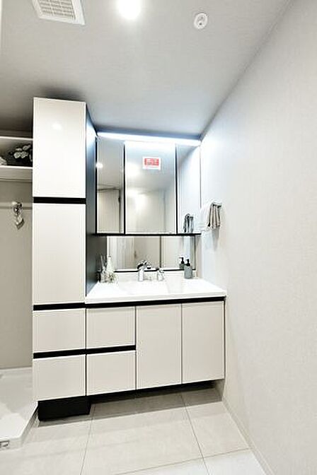 朝の慌ただしい時間も、入浴後のリラックスタイムも快適にご使用頂ける洗面台です。タッチレススイッチ採用で、手を触れずに照明をon、offできるので、いつも清潔に保つことができます。