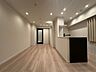 リビング/ダイニング：安らぎ溢れるナチュラルテイストの内装に包まれた居住空間です。ポイントにブラックのアクセントを取り入れた大人モダンな住まいです。※写真は2025年9月撮影（空室時）。現況と異なる場合は現況を優先します。