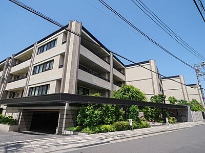 外観:閑静な邸宅街「上原三丁目」に佇む、2021年築の低層レジデンス。「東北沢」駅徒歩3分、千代田線始発駅「代々木上原」駅徒歩9分と通勤・通学に便利な立地です。 外観:閑静な邸宅街「上原三丁目」に佇む、2021年築の低層レジデンス。「東北沢」駅徒歩3分、千代田線始発駅「代々木上原」駅徒歩9分と通勤・通学に便利な立地です。