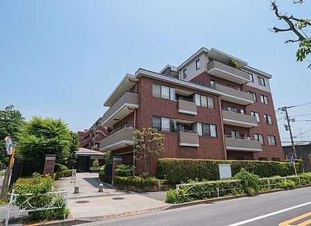 閑静な住宅街に調和する重厚感のある低層レジデンスです。ゆとりある敷地計画と落ち着いたタイル貼りの外観が、都心にありながら穏やかで上質な暮らしを演出します。周辺には緑も多く、落ち着いた住環境が魅力です。