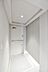 玄関：プッシュプル式のドアハンドルを採用しており、扉の開く方向にハンドルを押す・引くするだけで開閉できます。人感センサーライトを設置しましたので、手がふさがっている時も自動点灯で安心です。