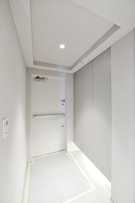 プッシュプル式のドアハンドルを採用しており、扉の開く方向にハンドルを押す・引くするだけで開閉できます。人感センサーライトを設置しましたので、手がふさがっている時も自動点灯で安心です。