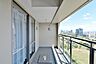 バルコニー：22階ならではの開放的な眺望を愉しめるバルコニーです。空と緑が広がる爽快なロケーションが、日常に特別な寛ぎをもたらします。