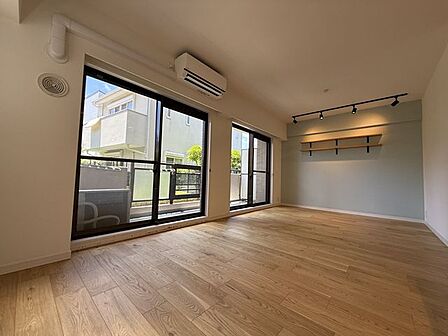 約14帖のワイドリビングです。二面採光で開放的な住空間は、時代や流行を問わず長く着られる衣服のように、ご家族皆さまが快適にお過ごしいただける住まいです。