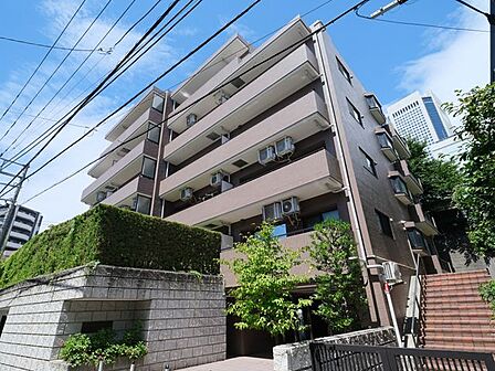 代々木の落ち着いた街並みに調和する重厚感あるレジデンス。山手通りから一歩奥まった閑静な立地にありながら、初台駅徒歩5分の利便性を享受。都心での忙しい日々を送りながらも、自宅では穏やかな時間を過ごせます