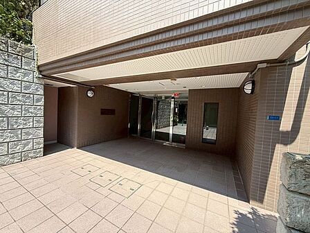 上質なレジデンスの風格を纏い、住まう方を迎えるエントランスです。街の喧騒から私邸へと気持ちを切り替える大切な共用部は、邸宅の趣を静かに物語っています。