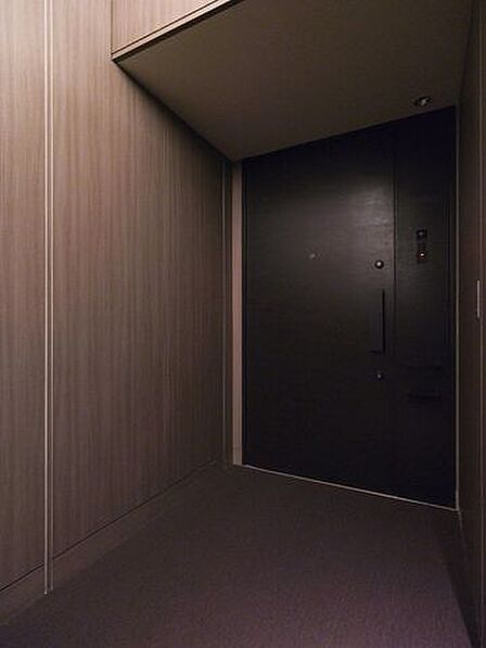 エレベーターを降りてお部屋へと続く廊下は、内廊下設計です。外気の影響を受けにくく、プライバシーも守られやすいです。
