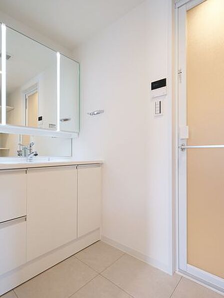 身支度の時間をも快適に彩るスタイリッシュな洗面化粧台です。一日の始まりを整え、終わりを優しく迎えるやわらかな洗面空間です。