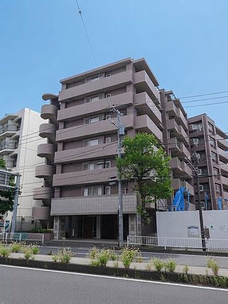 東急東横線『大倉山』駅徒歩7分のファミリーマンション。周辺にはスーパーやコンビニ、ホームセンターなど暮らしを支える施設が充実しています。