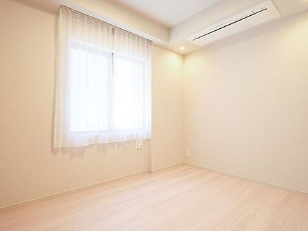 やさしい光が差し込む心地よい洋室2です。落ち着きのある寛ぎの空間は、寝室や書斎としても活用でき、穏やかな時間をお過ごしいただけます。