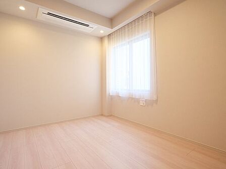 洋室3も、心地よい採光に包まれた居心地の良い一室です。落ち着いた色調の内装が多彩なインテリアと美しく調和し、ライフスタイルに合わせて自由にお使いいただけます。