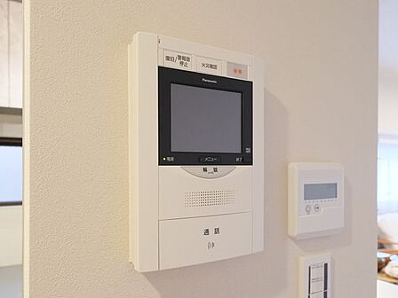 訪ねてきた相手をモニター越しに確認でき、防犯対策に役立ちます。インターホン越しに話をすることが可能です。