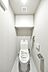 トイレ：TOTO製ウォシュレット一体型のトイレ新規交換済みです。汚れが付きにくく、落ちやすい素材を採用しておりますので、お手入れしやすくいつも清潔な空間を保てます。吊戸棚を設置し、収納もしっかり確保しています