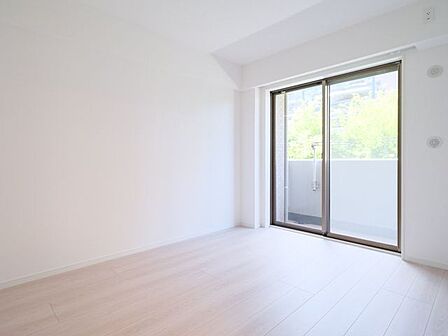 バルコニーに面した開口部を備えた洋室3です。南西向きの窓から自然光を取り込み、プライベート空間にも明るさを感じられます。
