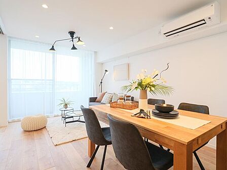 南西向きの窓からやわらかな陽光が差し込むリビングダイニングです。ご家族みなさまがゆったりと過ごせる住まいの中心です。