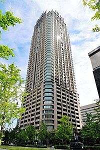 外観：平成25年建築、総戸数525戸の関西を代表するタワーレジデンス。安心の免震構造、二重床工法、24時間有人管理で安心。4重セキュリティ、コンシェルジュサービス等、ホテルライクな生活を提供します。