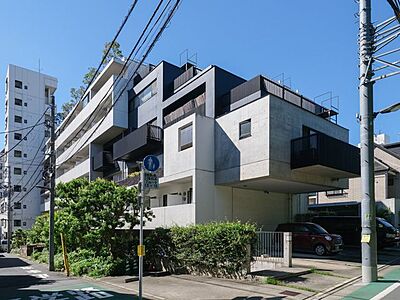 外観:情緒ある神楽坂の街並みに調和する、落ち着きと品格を備えたレジデンス。3駅3路線利用可能の利便性を享受したマンションです。 外観:情緒ある神楽坂の街並みに調和する、落ち着きと品格を備えたレジデンス。3駅3路線利用可能の利便性を享受したマンションです。