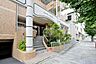 エントランス：重厚感のあるエントランスアプローチと手入れの行き届いた植栽が印象的。住まう方やゲストを心地よく迎えるエントランスです。周辺には生活施設も充実しており、快適な生活を送れます。