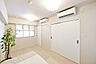 子供部屋：洋室2（約5.8帖）は、室内窓を採用することで住まいの奥まで光と風を届け、リビングの家族とのつながりを感じながら過ごすことができます。エアコン2基設置済みです。