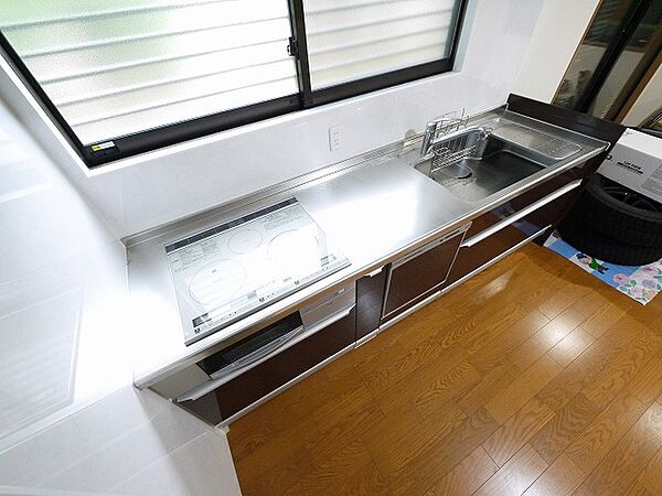 画像4:空気の入れ替えに便利な窓付きキッチンです