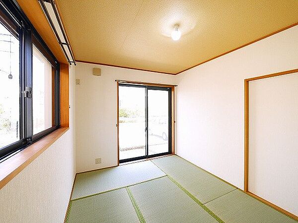 画像10:和室にも窓が多く、楽しい団欒の時間を過ごせます