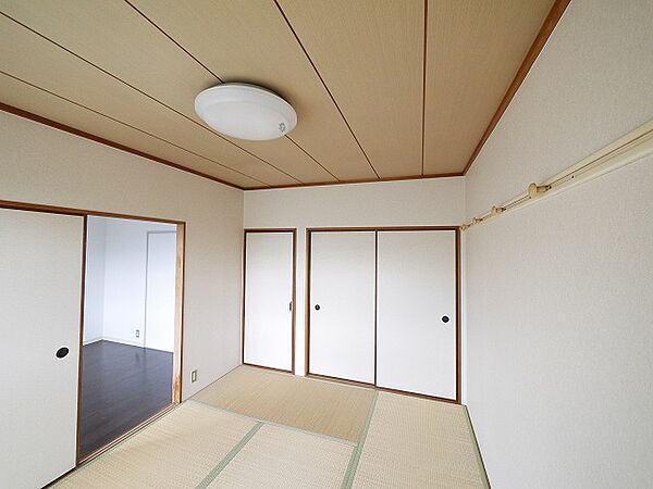 ：日本らしい落ち着いた雰囲気の和室です