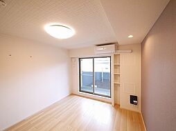 落ち着いた色調の寝室です