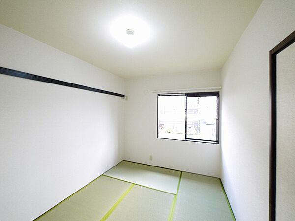 画像6:畳の上でゆっくりとくつろげる和室です