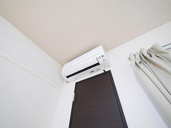 画像12:部屋を快適な空間にしてくれるエアコン