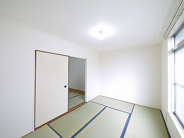 画像16:畳の上でゆっくりとくつろげる和室です