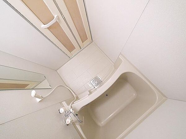 画像6:白を基調にしたシンプルな浴室です