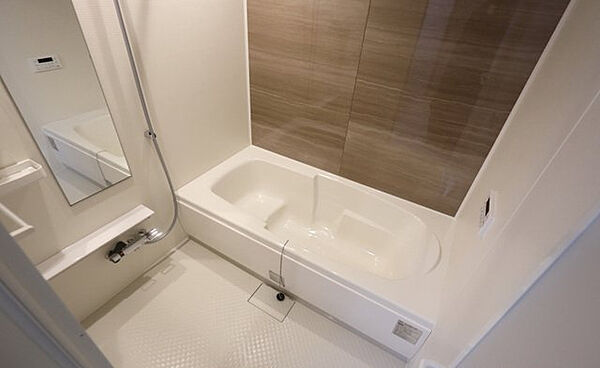 浴室：落ち着いた空間のお風呂です