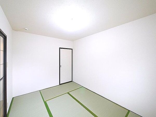 画像30:畳の上でゆっくりとくつろげる和室です