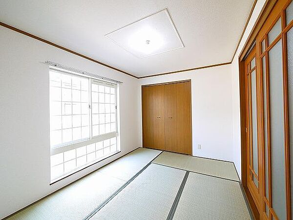 画像26:窓のデザインが素敵な和室です