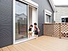 設備：お家遊びが充実♪お子様の水遊びやBBQなど様々な使い方で楽しめるウッドデッキも設置可能です。ウッドデッキの他にもサンルームやカーポート施工などもご相談可能です。