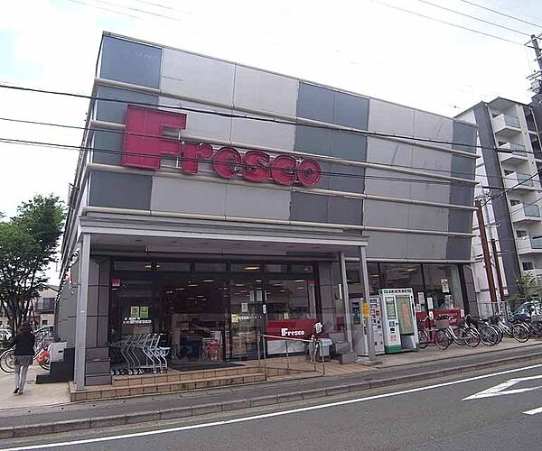 画像30:フレスコ 梅津店まで363m 四条どおりに面しており、周辺には銀行やコンビニもございます。駐車場もございます。