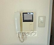 鍵をかけたまま訪問者と会話ができます
