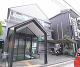 京都中央信用金庫 桃山支店まで320m 御香宮の南側。桃山御陵駅からすぐです。栄えております。